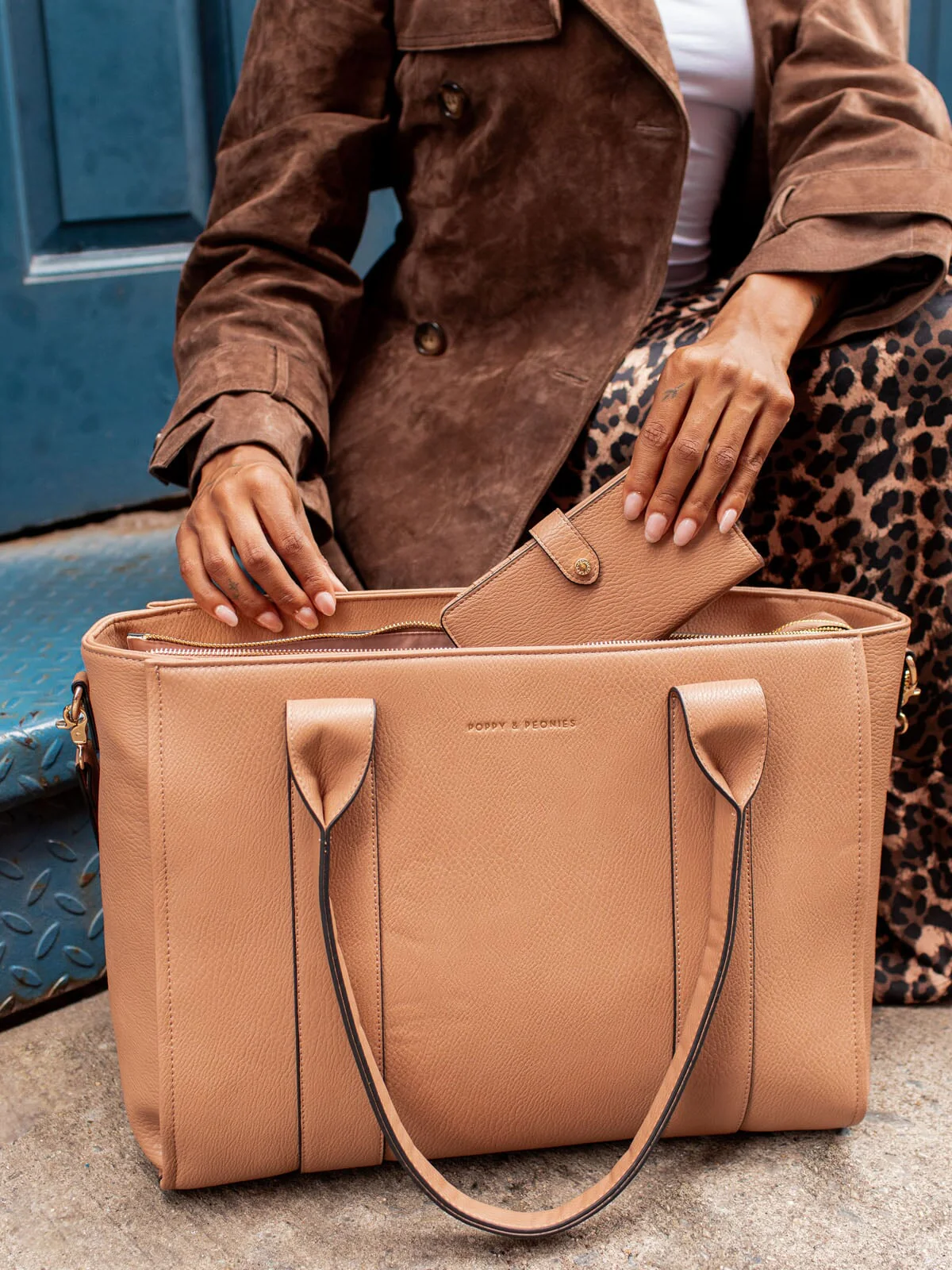 Go Anywhere Wallet Mocha Mousse - Image 3