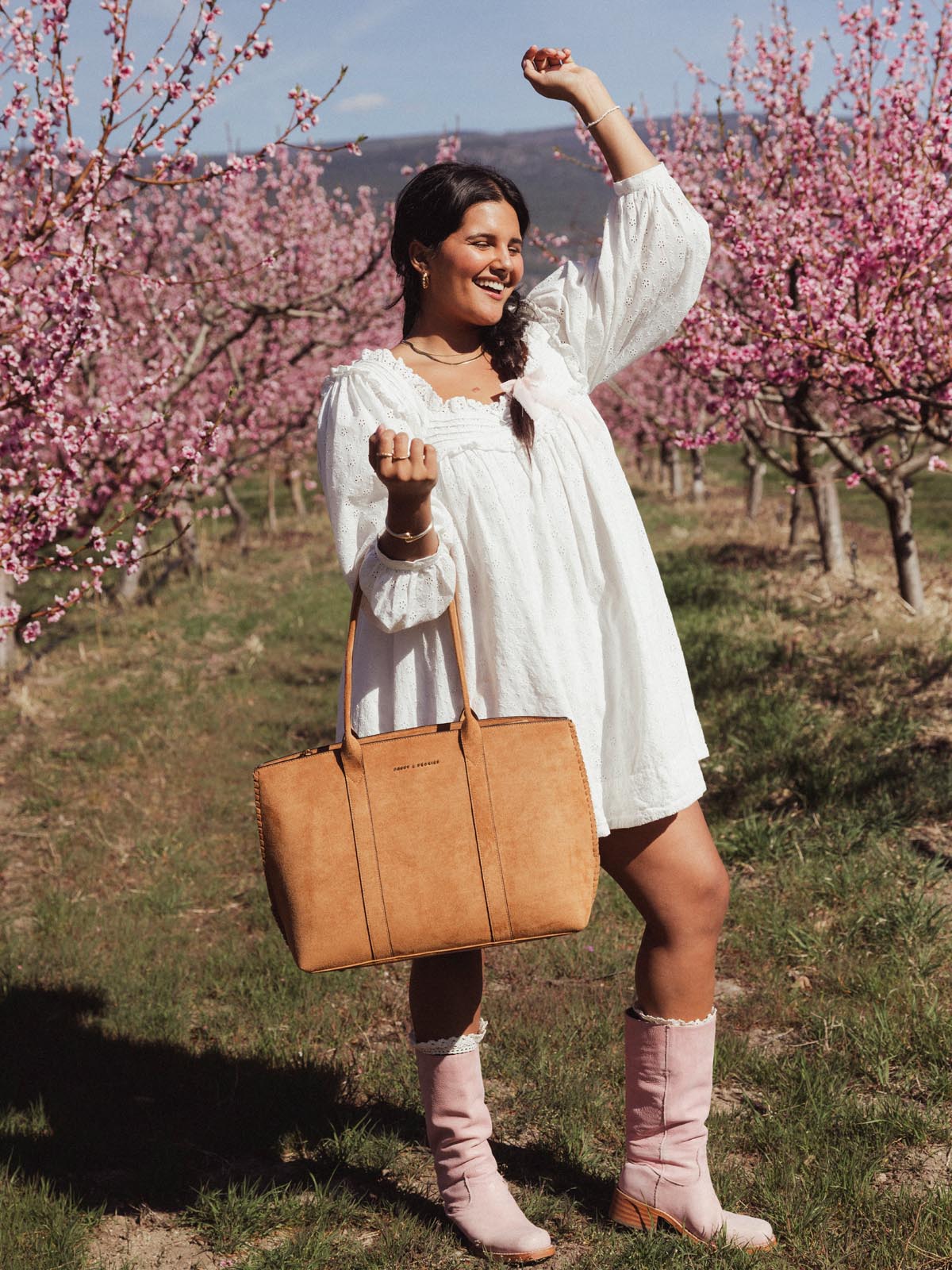The Meadow Tote Cognac Suede - Image 6